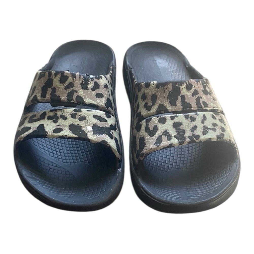 Oofos recovery leopard print slide sandals size 8